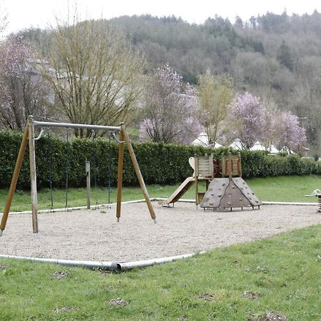 Camping Le Jardin - Chalets, Bungalows Et Emplacements Nus Pour Des Vacances Nature Le Long De La Riviere Le Gijou Lacaze Exterior foto