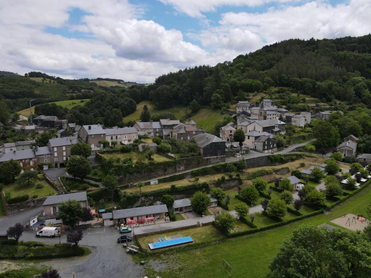 Camping Le Jardin - Chalets, Bungalows Et Emplacements Nus Pour Des Vacances Nature Le Long De La Riviere Le Gijou Lacaze Exterior foto
