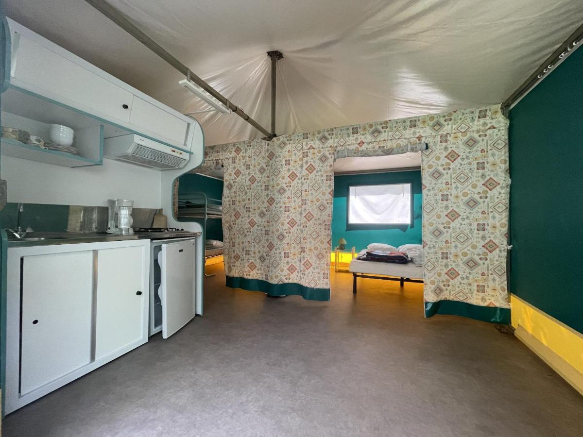 Camping Le Jardin - Chalets, Bungalows Et Emplacements Nus Pour Des Vacances Nature Le Long De La Riviere Le Gijou Lacaze Exterior foto